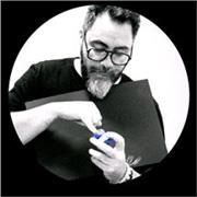 Empecé en la fotografía hace treinta años desde entonces no he dejado de formarme concursos específicos. Soy director de arte y fotógrafo, la fotografía es parte de mi día a día. Disfruto enseñando pero sobre todo compartiendo pasiones con aquellos que qu